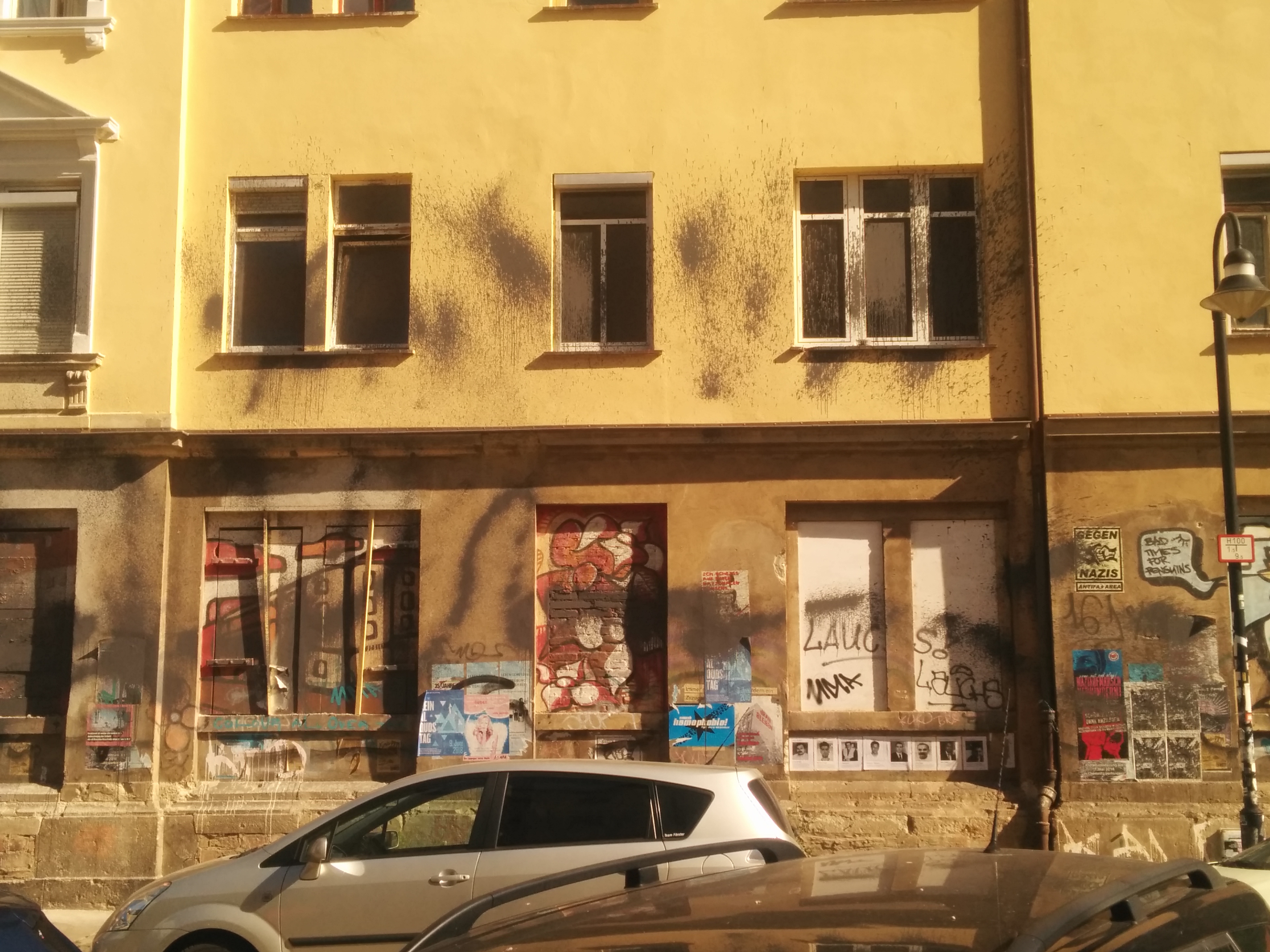 Farbe an Fassade und Fenster
