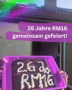 3.10. war (auch) Hausgeburtstag – 2025 mit Freund*innen auf der Terrasse in der Abendsonne und Bullys* auf halber Treppe